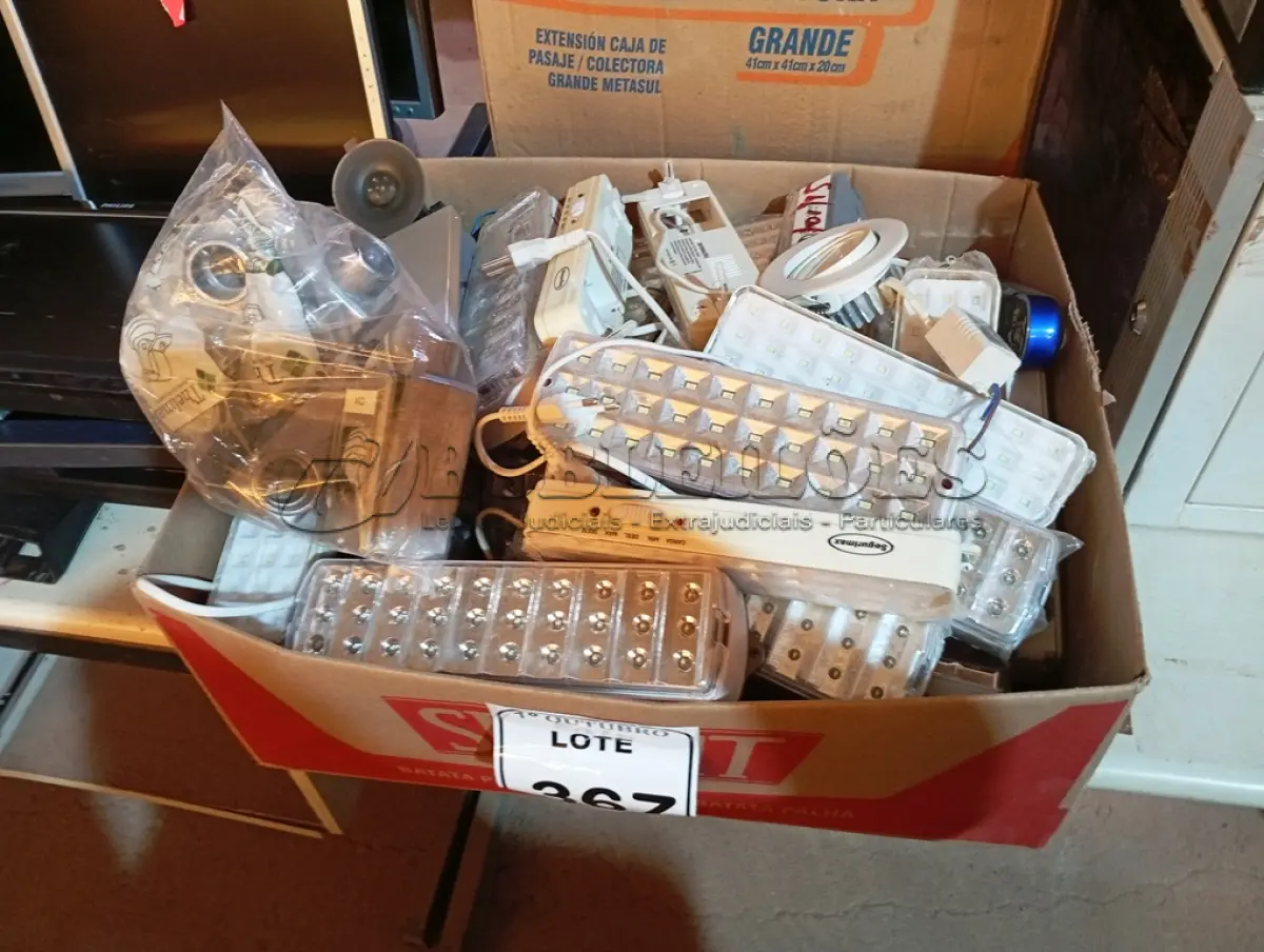 LOTE 367 - 01 LOTE C/ LUMINÁRIAS DIVERSAS E MATERIAIS DE ELÉTRICA. (NO ESTADO) ATENÇÃO! FAZER A VISITAÇÃO ANTES DE ARREMATAR, NÃO SABEMOS SE FUNCIONA. LEILÃO NÃO TEM GARANTIA E NEM DEVOLUÇÃO, SUJEITO A POSSÍVEIS AVARIAS VISÍVEIS/OCULTAS E/OU AUSÊNCIA DE COMPONENTES.
