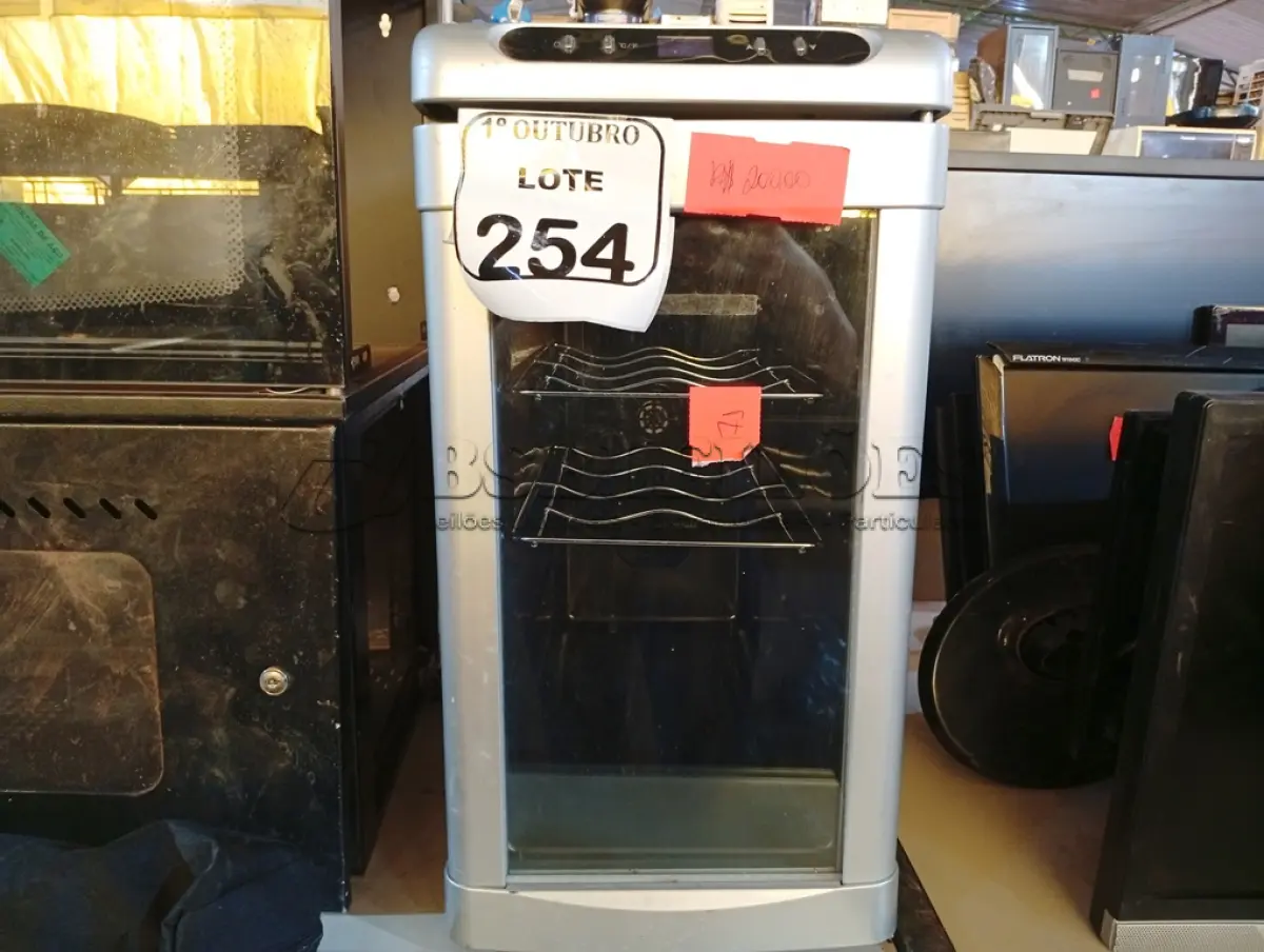 LOTE 254 - 01 ADEGA DYNASTY. (NO ESTADO) ATENÇÃO! FAZER A VISITAÇÃO ANTES DE ARREMATAR, NÃO SABEMOS SE FUNCIONA. LEILÃO NÃO TEM GARANTIA E NEM DEVOLUÇÃO, SUJEITO A POSSÍVEIS AVARIAS VISÍVEIS/OCULTAS E/OU AUSÊNCIA DE COMPONENTES.