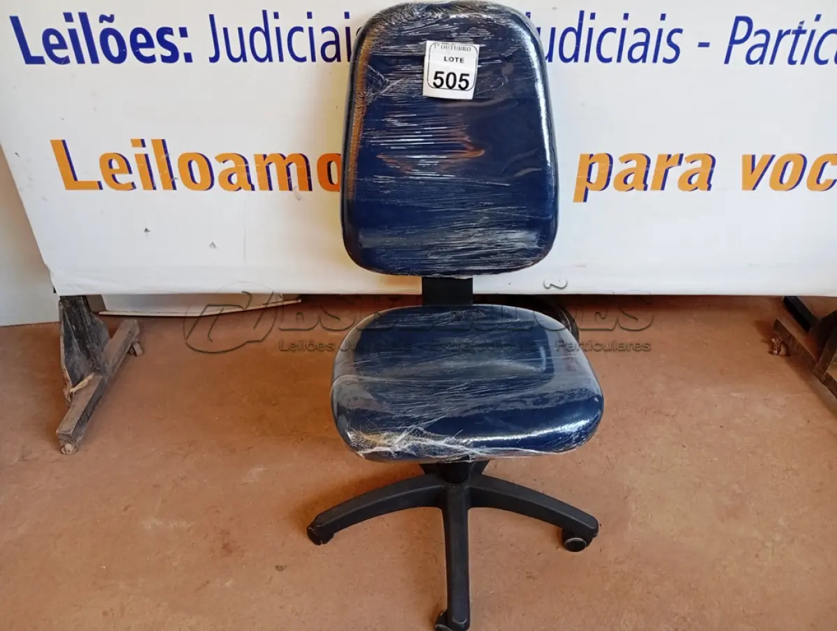 LOTE 505 - 01 CADEIRA ESTOFADA S/ BRAÇO. (NO ESTADO) ATENÇÃO! FAZER A VISITAÇÃO ANTES DE ARREMATAR, NÃO SABEMOS SE FUNCIONA. LEILÃO NÃO TEM GARANTIA E NEM DEVOLUÇÃO, SUJEITO A POSSÍVEIS AVARIAS VISÍVEIS/OCULTAS E/OU AUSÊNCIA DE COMPONENTES.