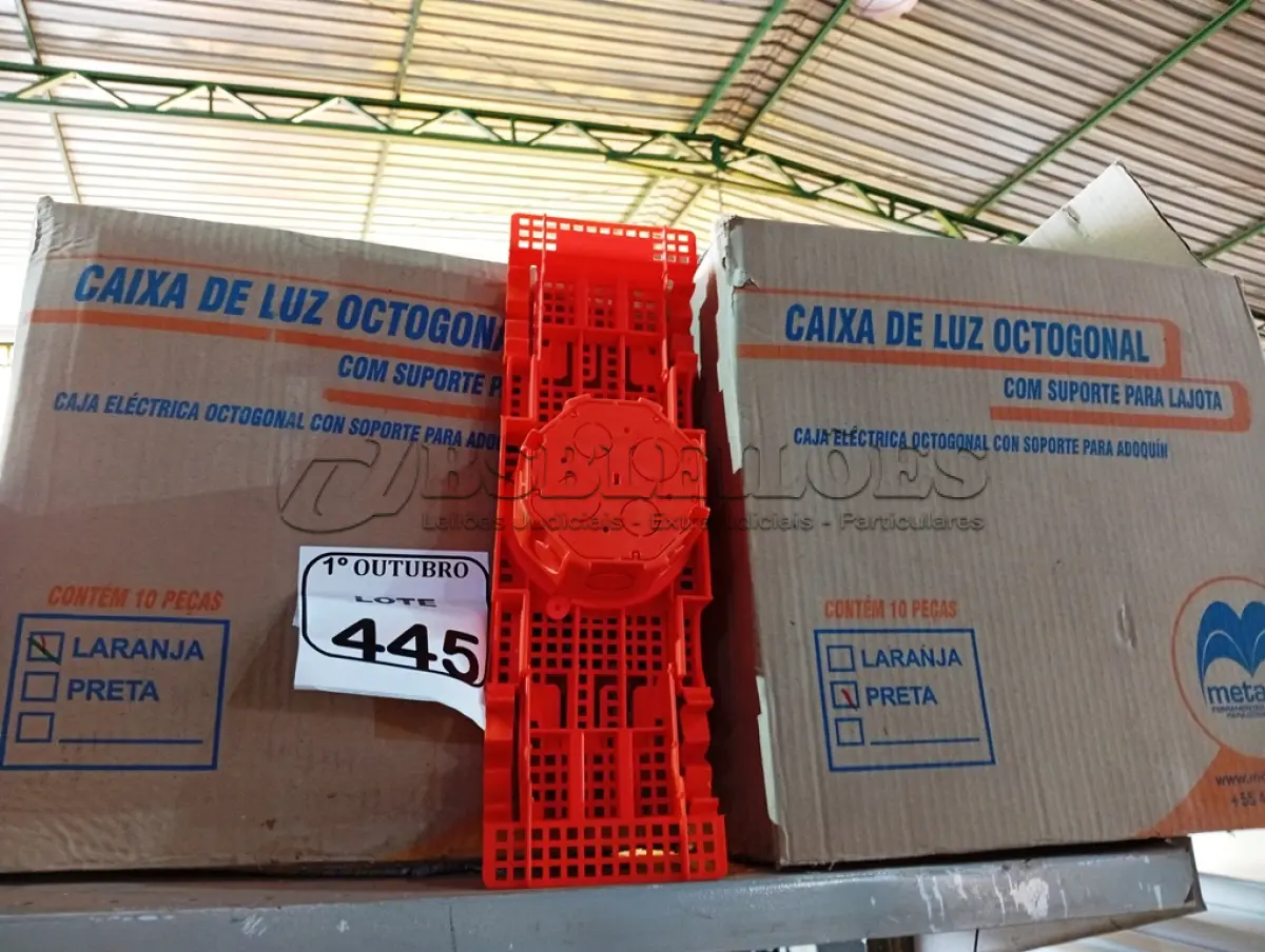 LOTE 445 - 02 CAIXAS DE LUZ OCTOGONAL. (NO ESTADO) ATENÇÃO! FAZER A VISITAÇÃO ANTES DE ARREMATAR, NÃO SABEMOS SE FUNCIONA. LEILÃO NÃO TEM GARANTIA E NEM DEVOLUÇÃO, SUJEITO A POSSÍVEIS AVARIAS VISÍVEIS/OCULTAS E/OU AUSÊNCIA DE COMPONENTES.