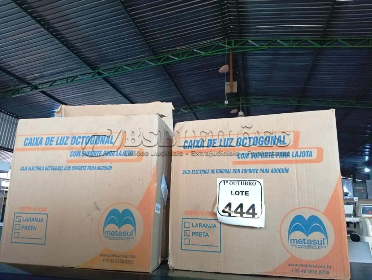 LOTE 444 - 02 CAIXAS DE LUZ OCTOGONAL. (NO ESTADO) ATENÇÃO! FAZER A VISITAÇÃO ANTES DE ARREMATAR, NÃO SABEMOS SE FUNCIONA. LEILÃO NÃO TEM GARANTIA E NEM DEVOLUÇÃO, SUJEITO A POSSÍVEIS AVARIAS VISÍVEIS/OCULTAS E/OU AUSÊNCIA DE COMPONENTES.