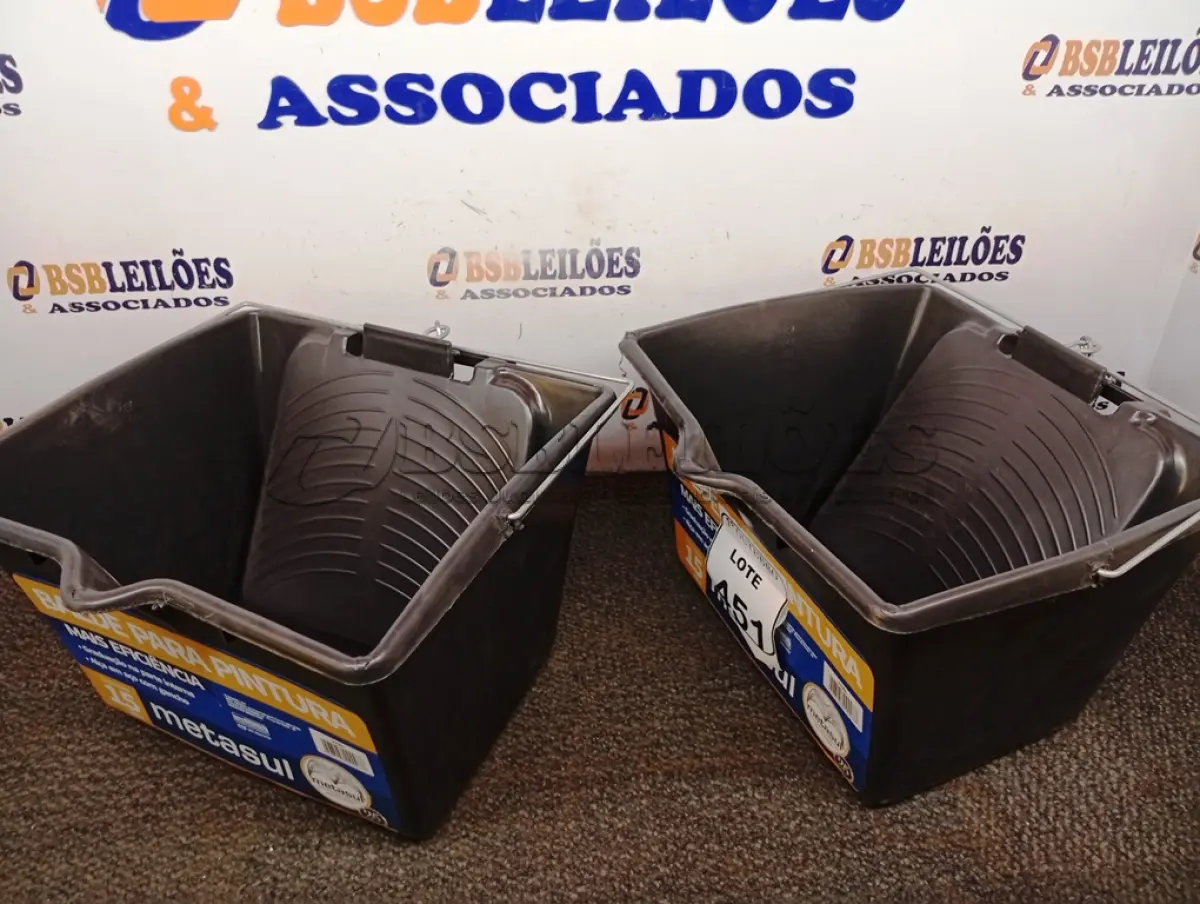 LOTE 451 - 02 BALDES P/ PINTURA. (NO ESTADO) ATENÇÃO! FAZER A VISITAÇÃO ANTES DE ARREMATAR, NÃO SABEMOS SE FUNCIONA. LEILÃO NÃO TEM GARANTIA E NEM DEVOLUÇÃO, SUJEITO A POSSÍVEIS AVARIAS VISÍVEIS/OCULTAS E/OU AUSÊNCIA DE COMPONENTES.