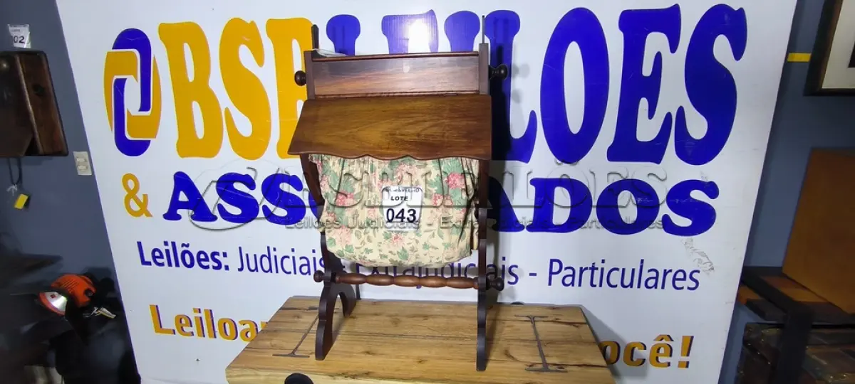 LOTE 043 - 01 MÓVEL DE COSTURA 1930. (NO ESTADO)