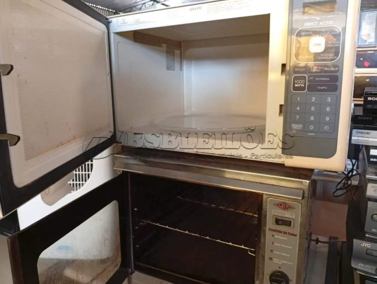 LOTE 250 - 01 MICRO-ONDA COM PRATO E 01 FORNO ELÉTRICO (NO ESTADO) ATENÇÃO! FAZER A VISITAÇÃO ANTES DE ARREMATAR, NÃO SABEMOS SE FUNCIONA. LEILÃO NÃO TEM GARANTIA E NEM DEVOLUÇÃO, SUJEITO A POSSÍVEIS AVARIAS VISÍVEIS/OCULTAS E/OU AUSÊNCIA DE COMPONENTES.