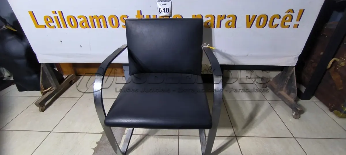 LOTE 048 - 01 CADEIRA LE CORBUSIER. (NO ESTADO)