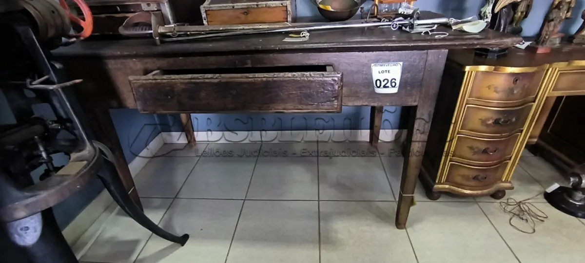 LOTE 026 - 01 MESA DE FAZENDA. (NO ESTADO)