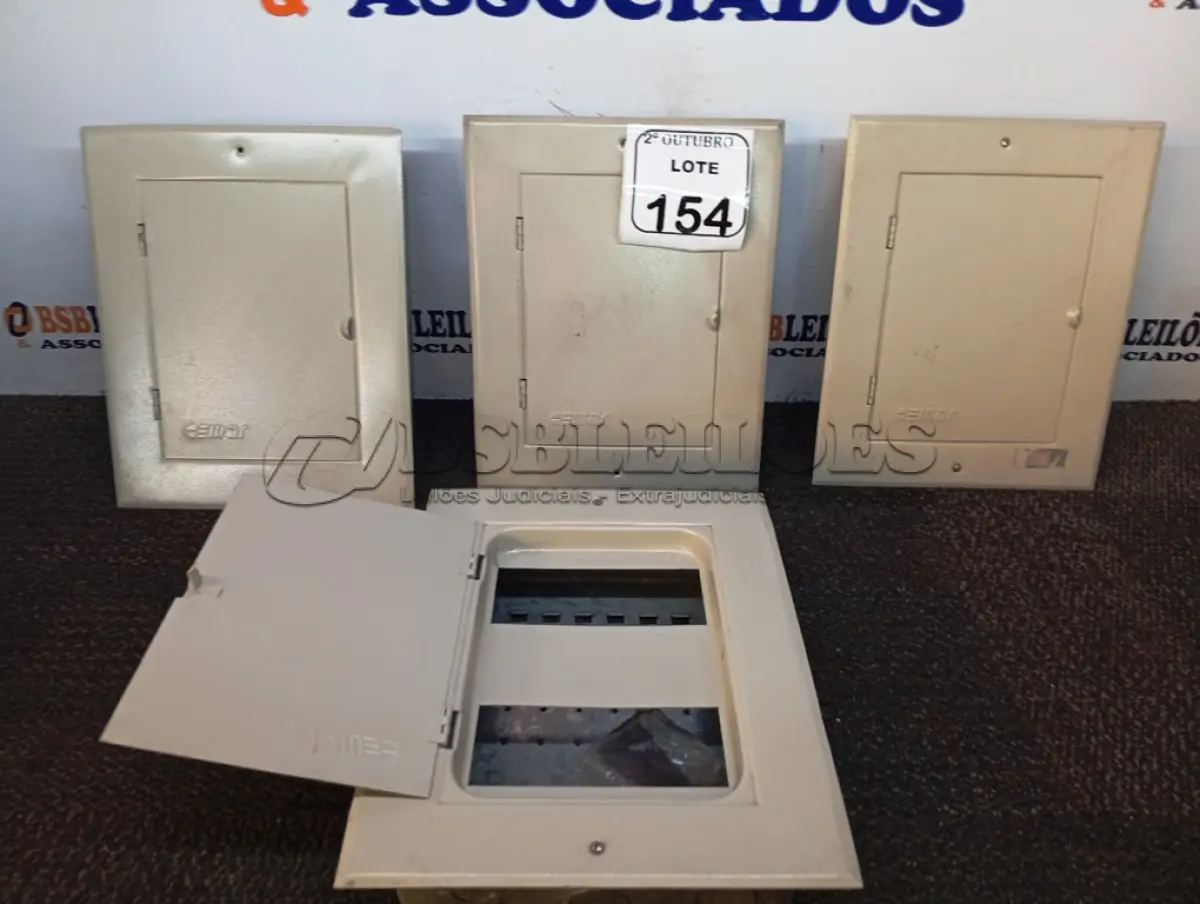 LOTE 154 - 04 CAIXAS DE DISTRIBUIÇÃO ELÉTRICA C 12 CIRCUITOS DE EMBUTIR. (NO ESTADO) ATENÇÃO! FAZER A VISITAÇÃO ANTES DE ARREMATAR, NÃO SABEMOS SE FUNCIONA. LEILÃO NÃO TEM GARANTIA E NEM DEVOLUÇÃO, SUJEITO A POSSÍVEIS AVARIAS VISÍVEIS/OCULTAS E/OU AUSÊNCIA DE COMPONENTES.