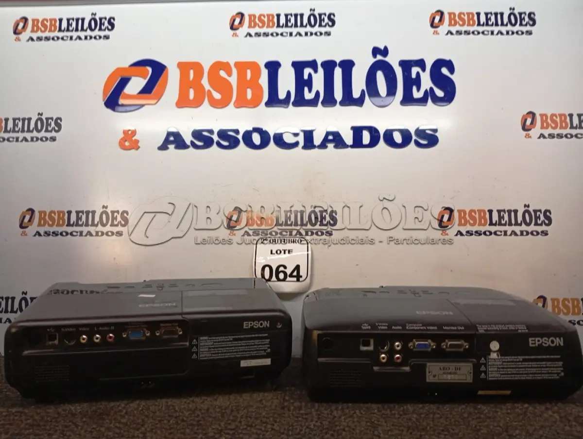 LOTE 064 - 02 PROJETORES MULTIMIDIA MARCA EPSON. (NO ESTADO) ATENÇÃO! FAZER A VISITAÇÃO ANTES DE ARREMATAR, NÃO SABEMOS SE FUNCIONA. LEILÃO NÃO TEM GARANTIA E NEM DEVOLUÇÃO, SUJEITO A POSSÍVEIS AVARIAS VISÍVEIS/OCULTAS E/OU AUSÊNCIA DE COMPONENTES.