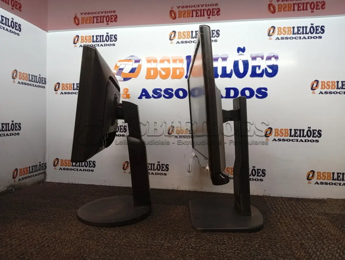 LOTE 081 - 02 MONITORES POSITIVO E LG. (NO ESTADO) ATENÇÃO! FAZER A VISITAÇÃO ANTES DE ARREMATAR, NÃO SABEMOS SE FUNCIONA. LEILÃO NÃO TEM GARANTIA E NEM DEVOLUÇÃO, SUJEITO A POSSÍVEIS AVARIAS VISÍVEIS/OCULTAS E/OU AUSÊNCIA DE COMPONENTES.