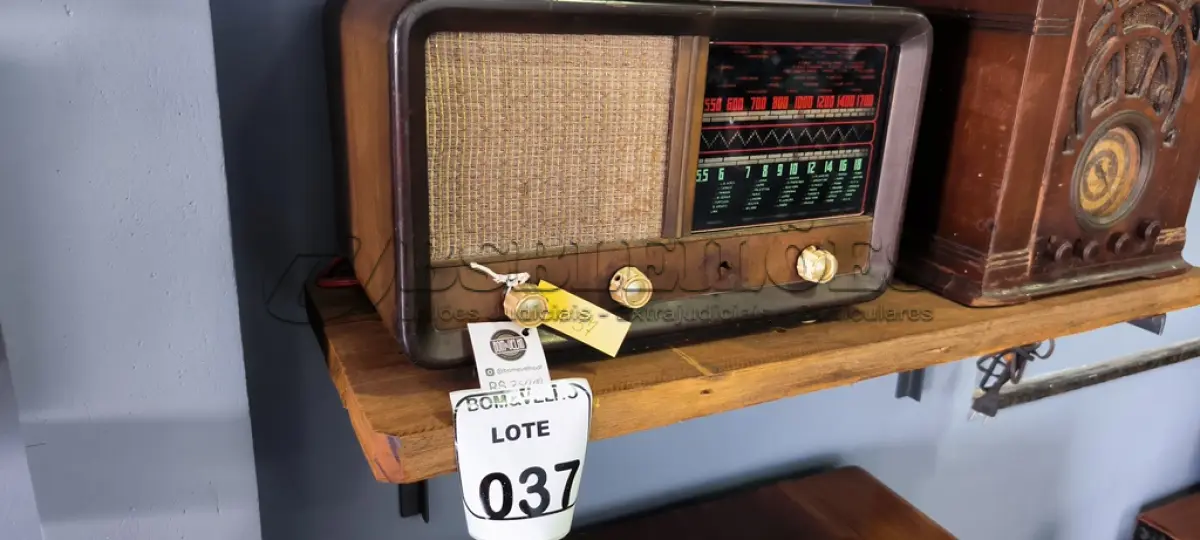 LOTE 037 - 01 RÁDIO MADEIRA ANTIGO. (NO ESTADO)