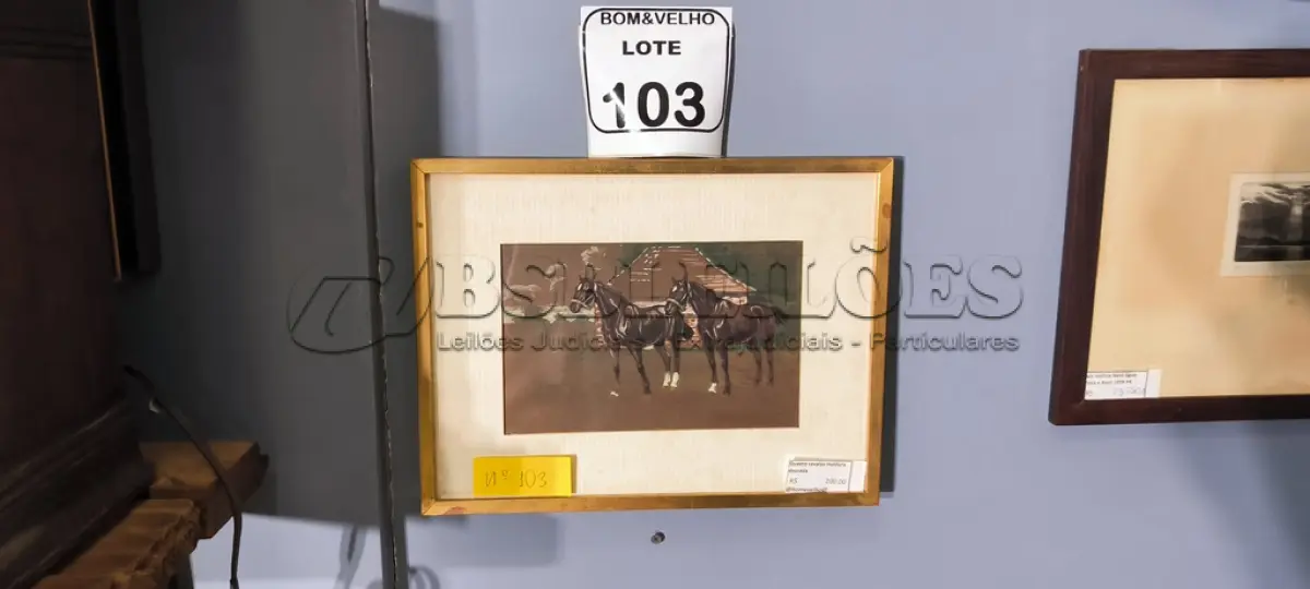 LOTE 103 - 01 CAVALO COM MOLDURA DOURADA. (NO ESTADO)