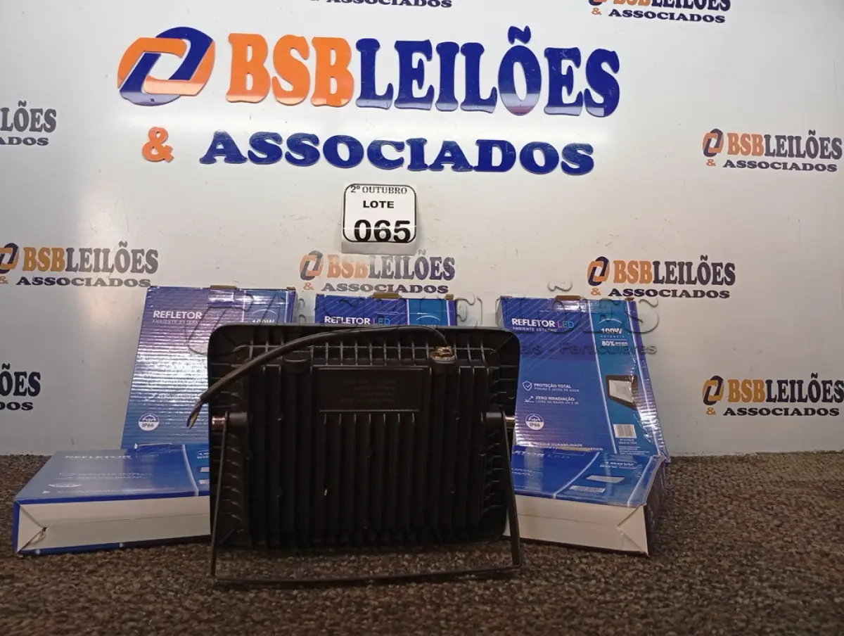 LOTE 065 - 05 REFLETORES LED AMBIENTE EXTERNO100W. (NO ESTADO) ATENÇÃO! FAZER A VISITAÇÃO ANTES DE ARREMATAR, NÃO SABEMOS SE FUNCIONA. LEILÃO NÃO TEM GARANTIA E NEM DEVOLUÇÃO, SUJEITO A POSSÍVEIS AVARIAS VISÍVEIS/OCULTAS E/OU AUSÊNCIA DE COMPONENTES.