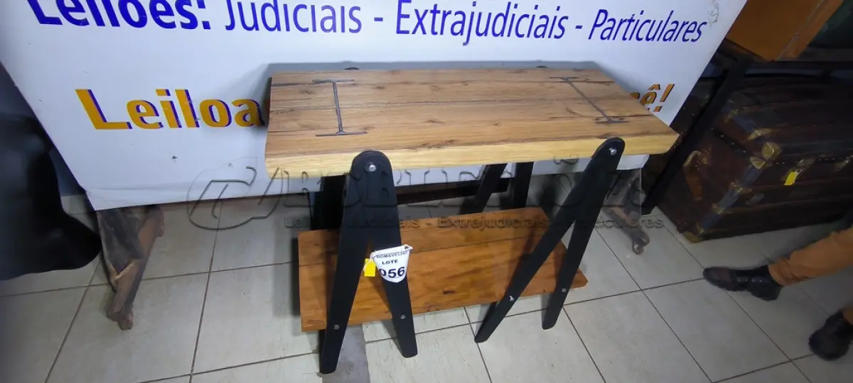 LOTE 056 - 01 APARADOR DE MADEIRA 2 ANDARES. PEÇA UPCYCLING - PRODUZIDA NO BOM E VELHO (NO ESTADO)