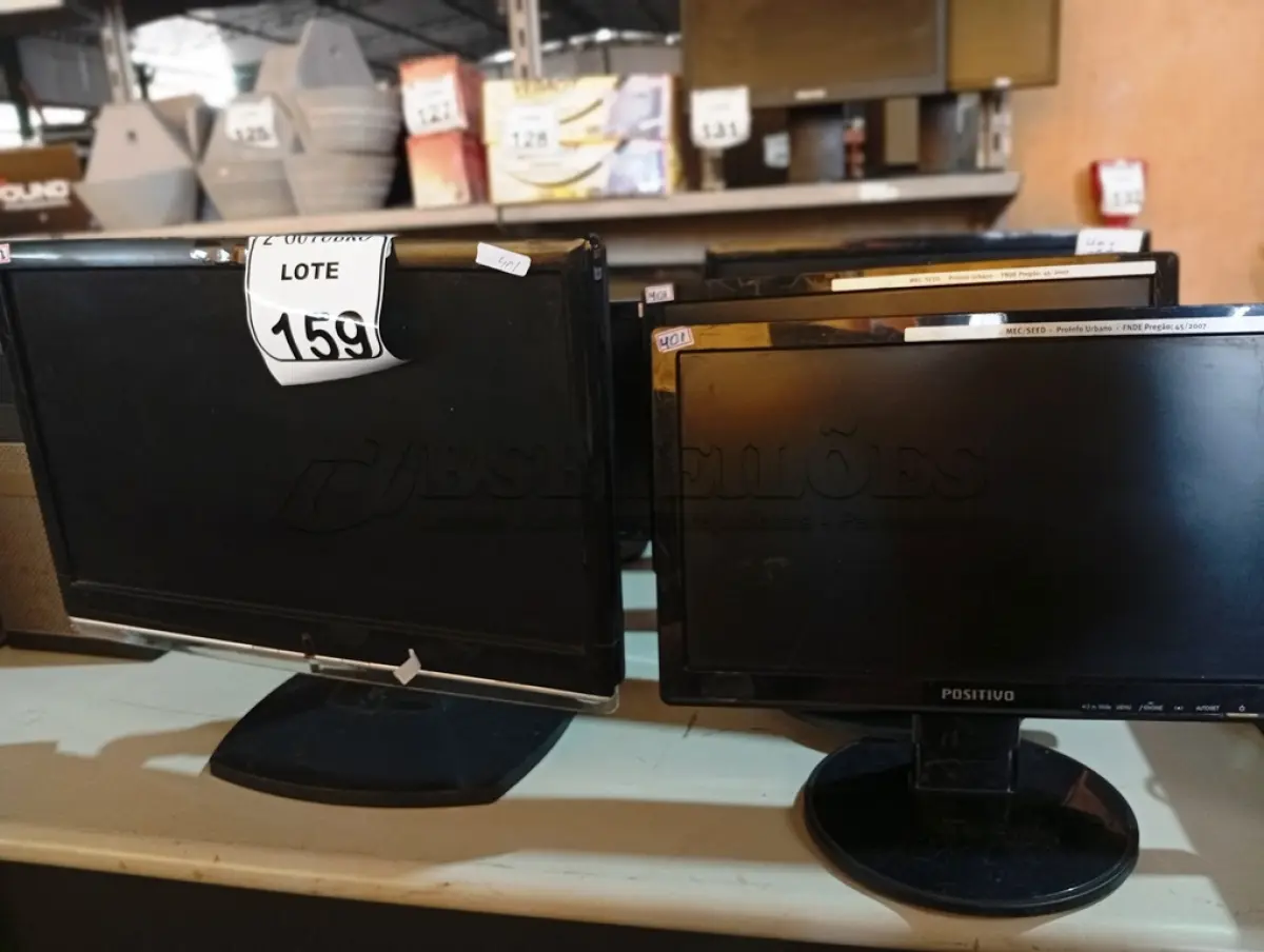 LOTE 159 - 07 MONITORES LCD MARCAS E MODELOS DIVERSOS. (NO ESTADO) ATENÇÃO! FAZER A VISITAÇÃO ANTES DE ARREMATAR, NÃO SABEMOS SE FUNCIONA. LEILÃO NÃO TEM GARANTIA E NEM DEVOLUÇÃO, SUJEITO A POSSÍVEIS AVARIAS VISÍVEIS/OCULTAS E/OU AUSÊNCIA DE COMPONENTES.