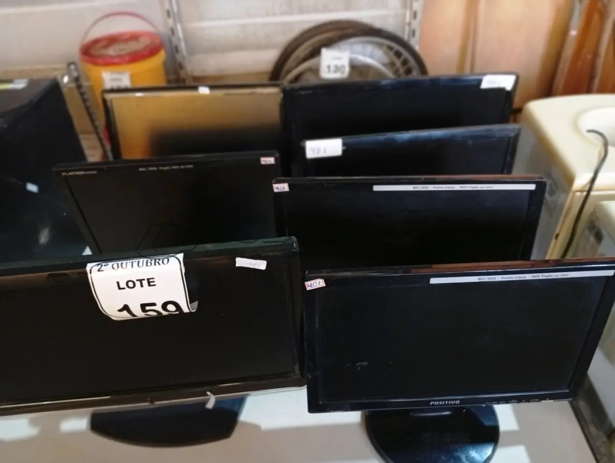 LOTE 159 - 07 MONITORES LCD MARCAS E MODELOS DIVERSOS. (NO ESTADO) ATENÇÃO! FAZER A VISITAÇÃO ANTES DE ARREMATAR, NÃO SABEMOS SE FUNCIONA. LEILÃO NÃO TEM GARANTIA E NEM DEVOLUÇÃO, SUJEITO A POSSÍVEIS AVARIAS VISÍVEIS/OCULTAS E/OU AUSÊNCIA DE COMPONENTES.