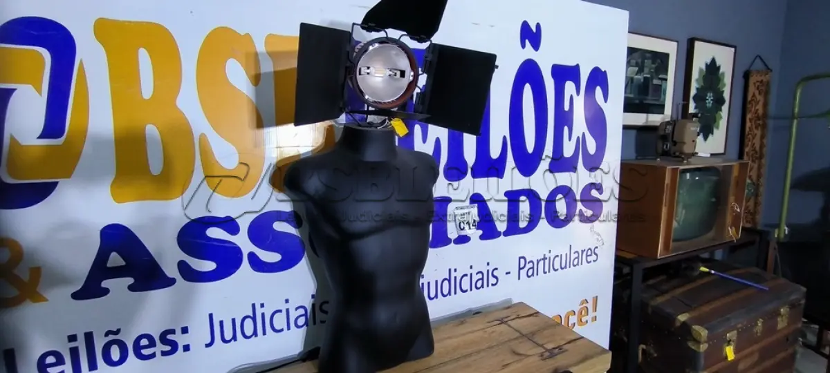 LOTE 014 - 01 LUMINÁRIA BUSTO MASCULINO. PEÇA UPCYCLING - PRODUZIDA NO BOM E VELHO (NO ESTADO)