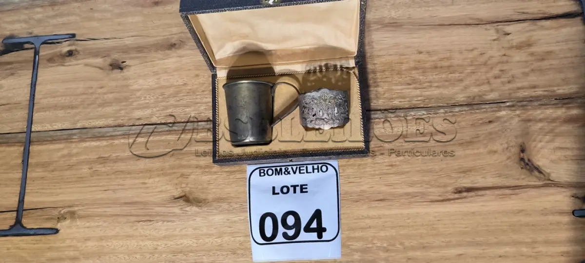 LOTE 094 - 01 CANECA E 01 PORTA GUARDANAPO. (NO ESTADO)