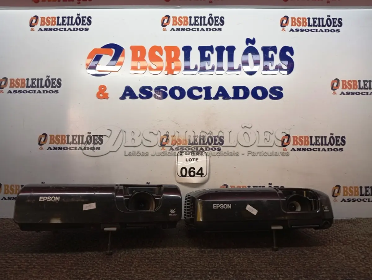 LOTE 064 - 02 PROJETORES MULTIMIDIA MARCA EPSON. (NO ESTADO) ATENÇÃO! FAZER A VISITAÇÃO ANTES DE ARREMATAR, NÃO SABEMOS SE FUNCIONA. LEILÃO NÃO TEM GARANTIA E NEM DEVOLUÇÃO, SUJEITO A POSSÍVEIS AVARIAS VISÍVEIS/OCULTAS E/OU AUSÊNCIA DE COMPONENTES.
