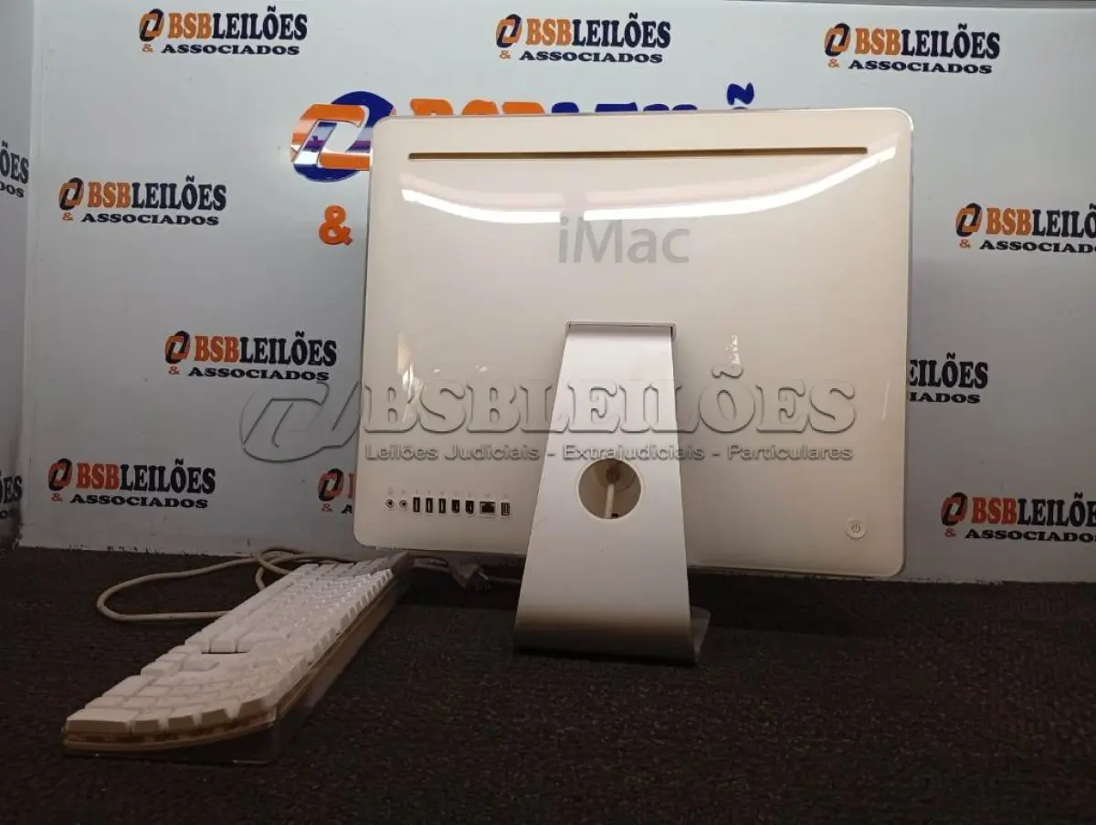 LOTE 040 - 01 IMAC E 01 TECLADO. (NO ESTADO) ATENÇÃO! FAZER A VISITAÇÃO ANTES DE ARREMATAR, NÃO SABEMOS SE FUNCIONA. LEILÃO NÃO TEM GARANTIA E NEM DEVOLUÇÃO, SUJEITO A POSSÍVEIS AVARIAS VISÍVEIS/OCULTAS E/OU AUSÊNCIA DE COMPONENTES.
