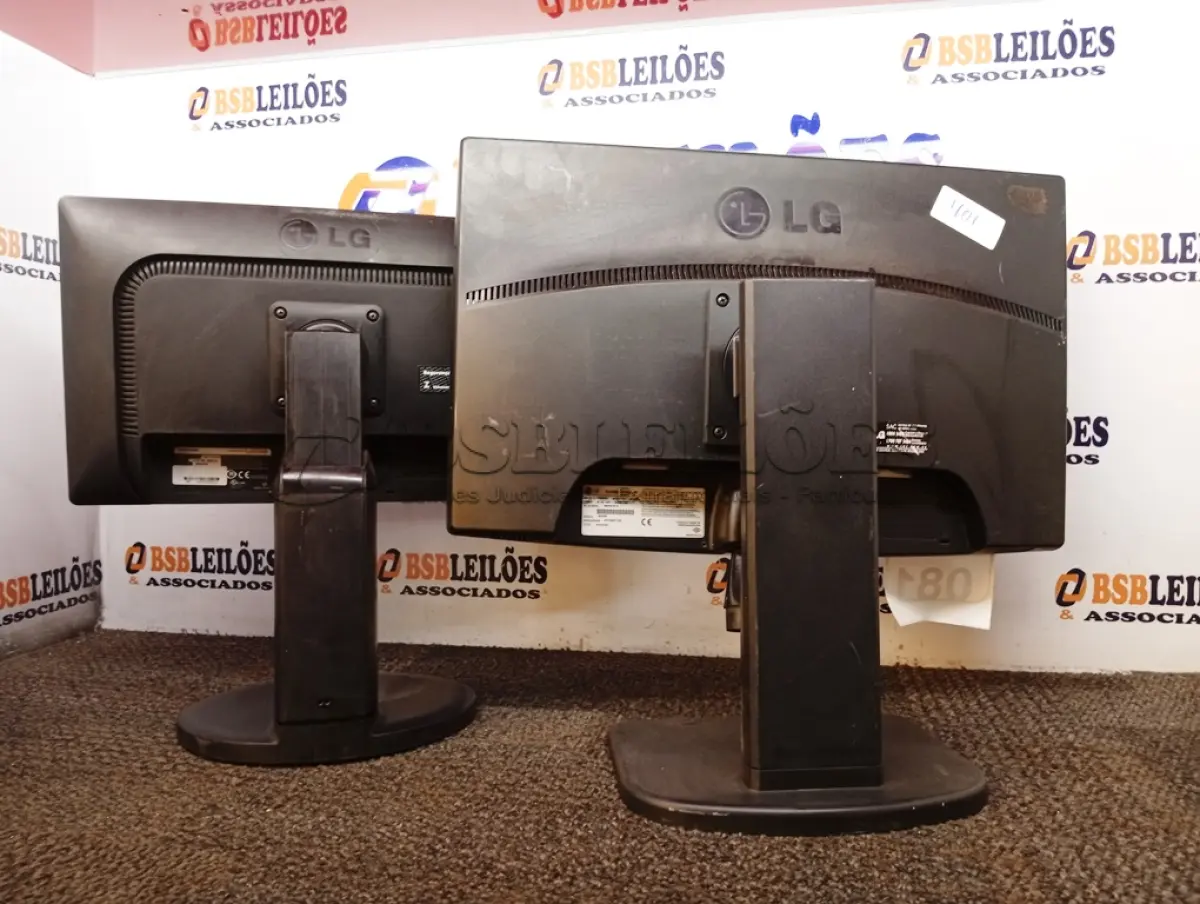 LOTE 081 - 02 MONITORES POSITIVO E LG. (NO ESTADO) ATENÇÃO! FAZER A VISITAÇÃO ANTES DE ARREMATAR, NÃO SABEMOS SE FUNCIONA. LEILÃO NÃO TEM GARANTIA E NEM DEVOLUÇÃO, SUJEITO A POSSÍVEIS AVARIAS VISÍVEIS/OCULTAS E/OU AUSÊNCIA DE COMPONENTES.
