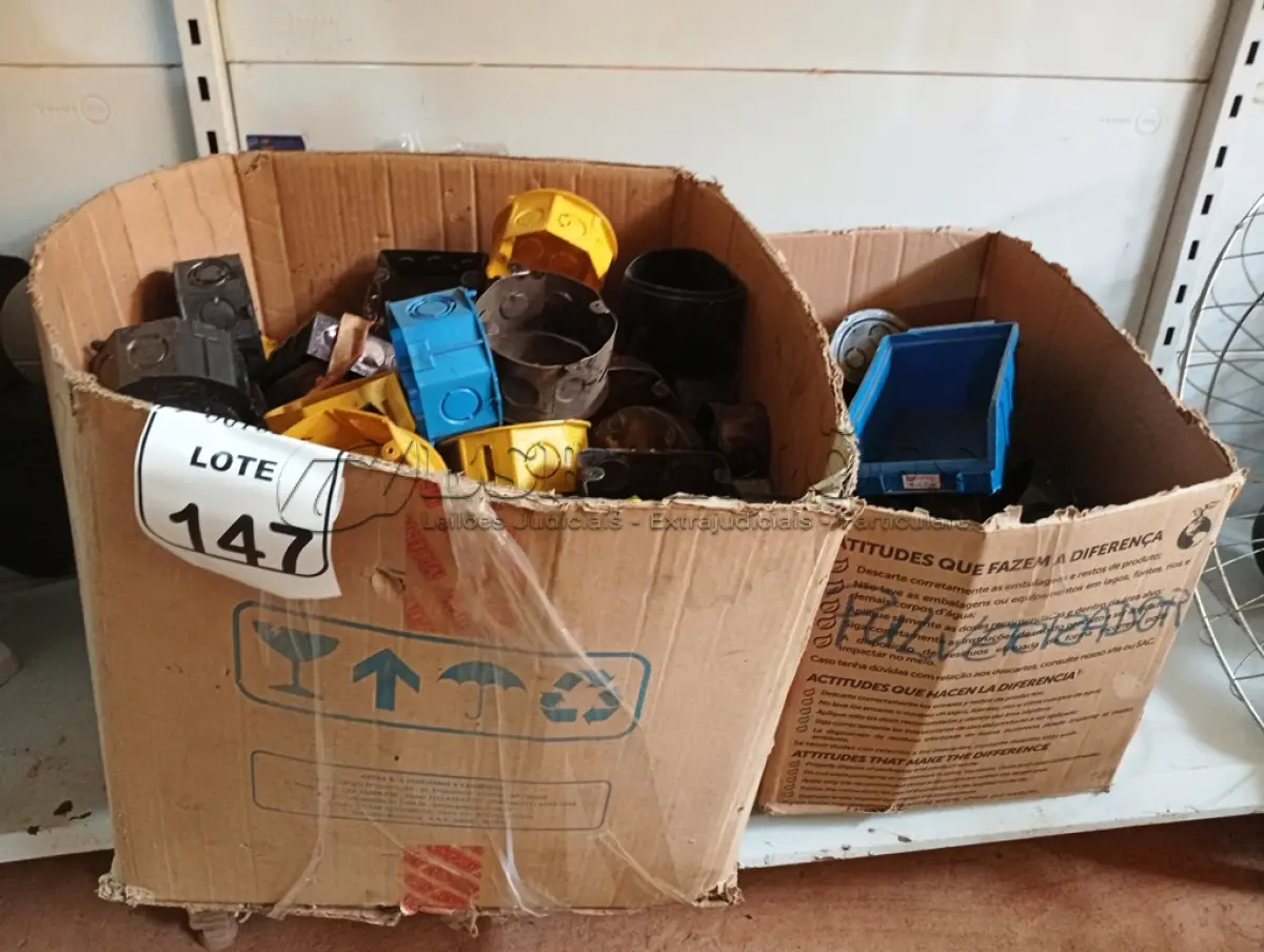 LOTE 147 - 01 LOTE COM DIVERSAS CAIXAS DE LUZ DE FERRO E PLÁSTICO. (NO ESTADO) ATENÇÃO! FAZER A VISITAÇÃO ANTES DE ARREMATAR, NÃO SABEMOS SE FUNCIONA. LEILÃO NÃO TEM GARANTIA E NEM DEVOLUÇÃO, SUJEITO A POSSÍVEIS AVARIAS VISÍVEIS/OCULTAS E/OU AUSÊNCIA DE COMPONENTES.