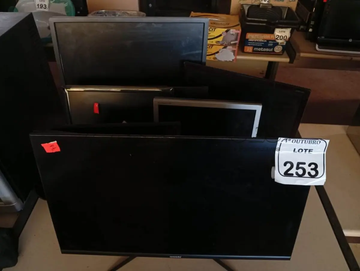 LOTE 253 - 10 MONITORES PARA RETIRADA DE PEÇA. (NO ESTADO) ATENÇÃO! FAZER A VISITAÇÃO ANTES DE ARREMATAR, NÃO SABEMOS SE FUNCIONA. LEILÃO NÃO TEM GARANTIA E NEM DEVOLUÇÃO, SUJEITO A POSSÍVEIS AVARIAS VISÍVEIS/OCULTAS E/OU AUSÊNCIA DE COMPONENTES.