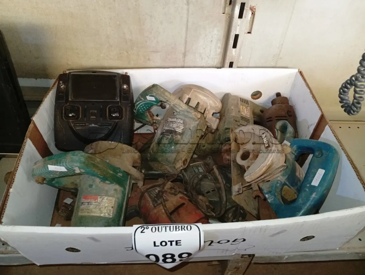 LOTE 089 - 01 LOTE COM DIVERSAS PARAFUSADEIRAS E MAKITA PARA   RETIRADA DE PEÇAS. (NO ESTADO) ATENÇÃO! FAZER A VISITAÇÃO ANTES DE ARREMATAR, NÃO SABEMOS SE FUNCIONA. LEILÃO NÃO TEM GARANTIA E NEM DEVOLUÇÃO, SUJEITO A POSSÍVEIS AVARIAS VISÍVEIS/OCULTAS E/OU AUSÊNCIA DE COMPONENTES.