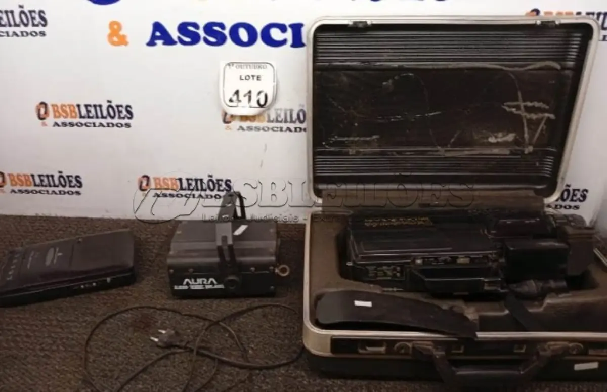 LOTE 410 - 01 FILMADORA VHS PANASONIC COM MALETA, 01 TOCA FITAS E 01 LUMINÁRIA DE LED. (NO ESTADO) ATENÇÃO! FAZER A VISITAÇÃO ANTES DE ARREMATAR, NÃO SABEMOS SE FUNCIONA. LEILÃO NÃO TEM GARANTIA E NEM DEVOLUÇÃO, SUJEITO A POSSÍVEIS AVARIAS VISÍVEIS/OCULTAS E/OU AUSÊNCIA DE COMPONENTES.