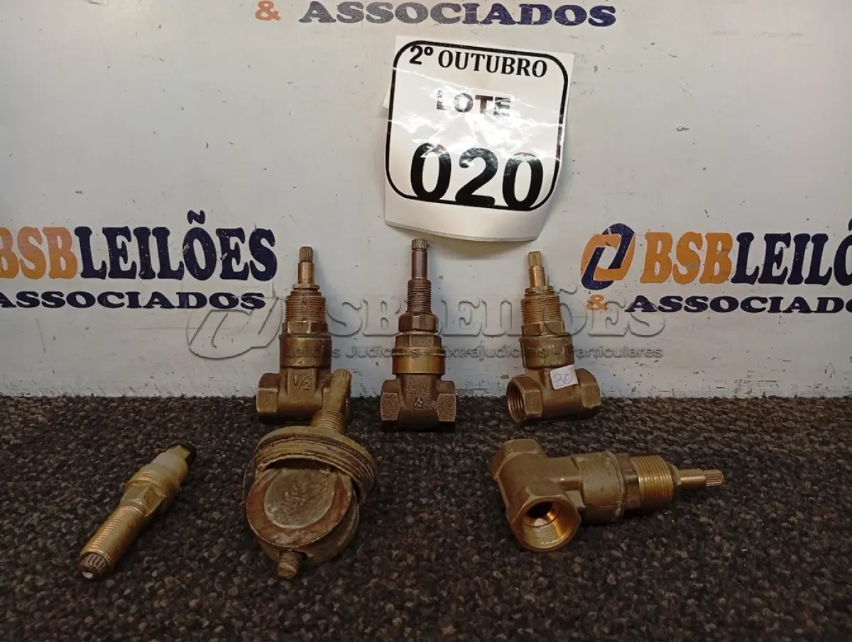 LOTE 020 - 04 REGISTROS PARA BANHEIRO DIVERSOS. (NO ESTADO) ATENÇÃO! FAZER A VISITAÇÃO ANTES DE ARREMATAR, NÃO SABEMOS SE FUNCIONA. LEILÃO NÃO TEM GARANTIA E NEM DEVOLUÇÃO, SUJEITO A POSSÍVEIS AVARIAS VISÍVEIS/OCULTAS E/OU AUSÊNCIA DE COMPONENTES.