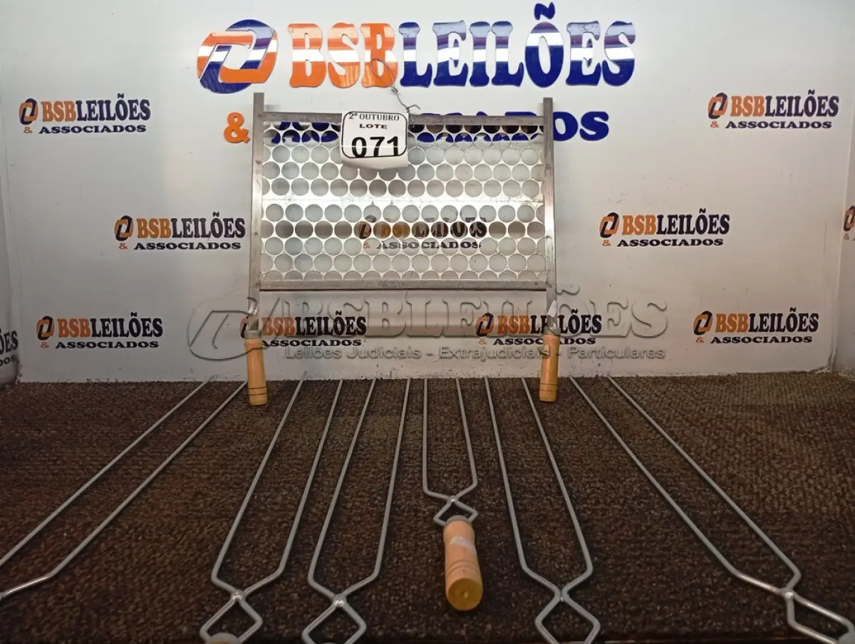 LOTE 071 - 06 ESPETOS DE 01 GRELHA. (NO ESTADO) ATENÇÃO! FAZER A VISITAÇÃO ANTES DE ARREMATAR, NÃO SABEMOS SE FUNCIONA. LEILÃO NÃO TEM GARANTIA E NEM DEVOLUÇÃO, SUJEITO A POSSÍVEIS AVARIAS VISÍVEIS/OCULTAS E/OU AUSÊNCIA DE COMPONENTES.