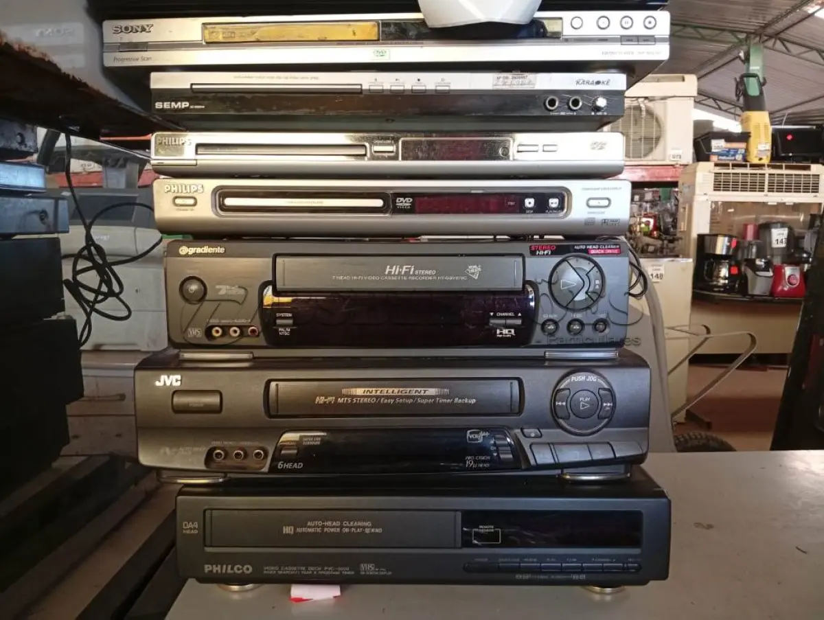 LOTE 249 - 07 APARELHOS DE DVD E 03 VÍDEOS CASSETE. (NO ESTADO) ATENÇÃO! FAZER A VISITAÇÃO ANTES DE ARREMATAR, NÃO SABEMOS SE FUNCIONA. LEILÃO NÃO TEM GARANTIA E NEM DEVOLUÇÃO, SUJEITO A POSSÍVEIS AVARIAS VISÍVEIS/OCULTAS E/OU AUSÊNCIA DE COMPONENTES.