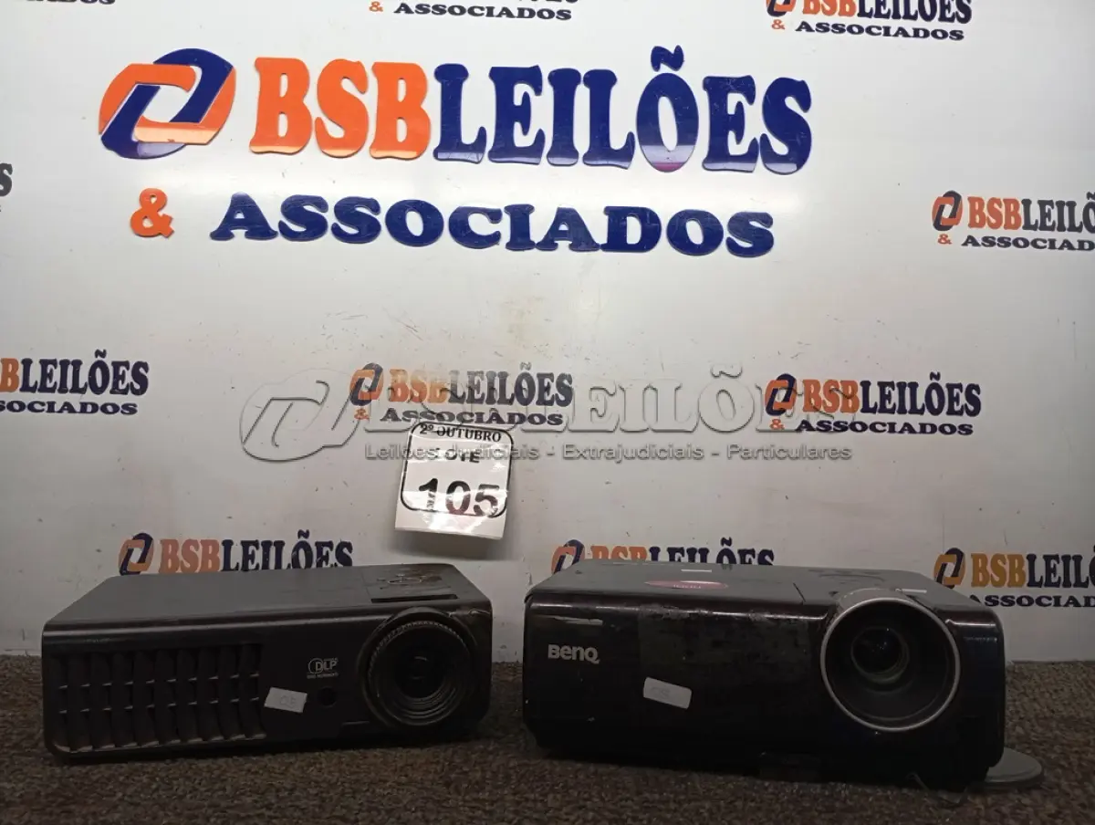 LOTE 105 - 02 PROJETORES MULTIMIDIA MARCAS BENQ E LG. (NO ESTADO) ATENÇÃO! FAZER A VISITAÇÃO ANTES DE ARREMATAR, NÃO SABEMOS SE FUNCIONA. LEILÃO NÃO TEM GARANTIA E NEM DEVOLUÇÃO, SUJEITO A POSSÍVEIS AVARIAS VISÍVEIS/OCULTAS E/OU AUSÊNCIA DE COMPONENTES.