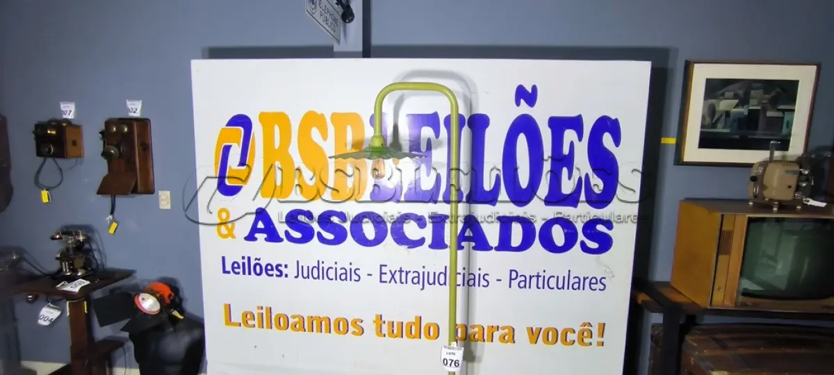 LOTE 076 - 01 LUMINÁRIA INDUSTRIAL VERDE. PEÇA UPCYCLING - PRODUZIDA NO BOM E VELHO (NO ESTADO)