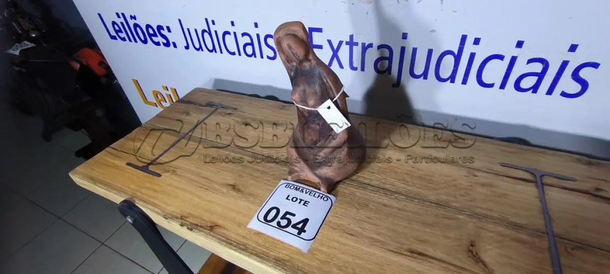 LOTE 054 - 01 ESCULTURA MULHER EM BARRO 26 CM (NO ESTADO)