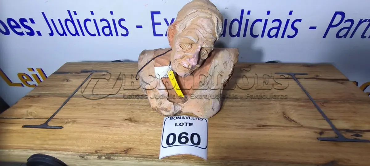 LOTE 060 - 01 MULHER IDOSA DE BARRO ALTAIR ALVES. (NO ESTADO)