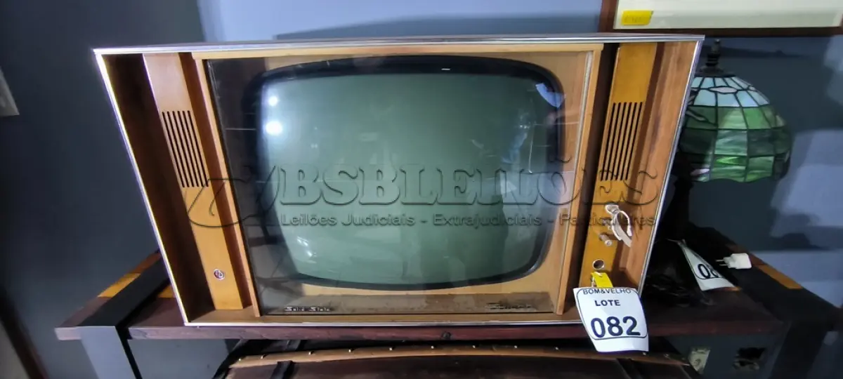 LOTE 082 - 01 TV PHILCO 3D MADEIRA. (NO ESTADO)