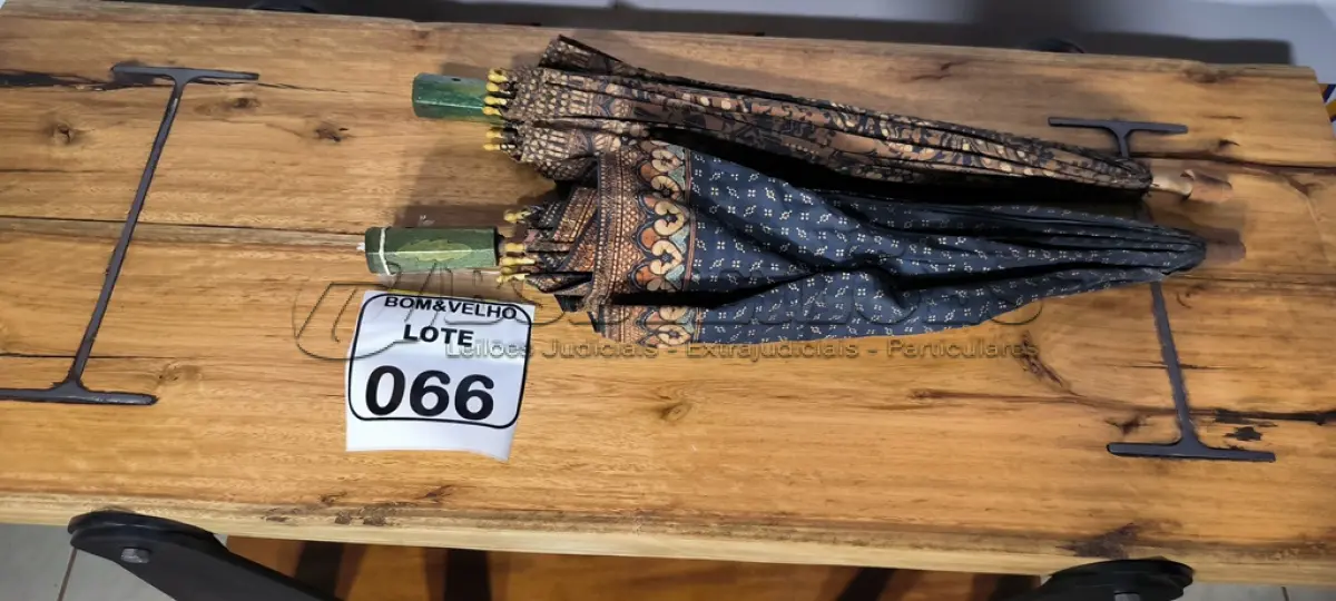 LOTE 066 - 01 SOMBRINHA DE MADEIRA ANTIGA. (NO ESTADO)