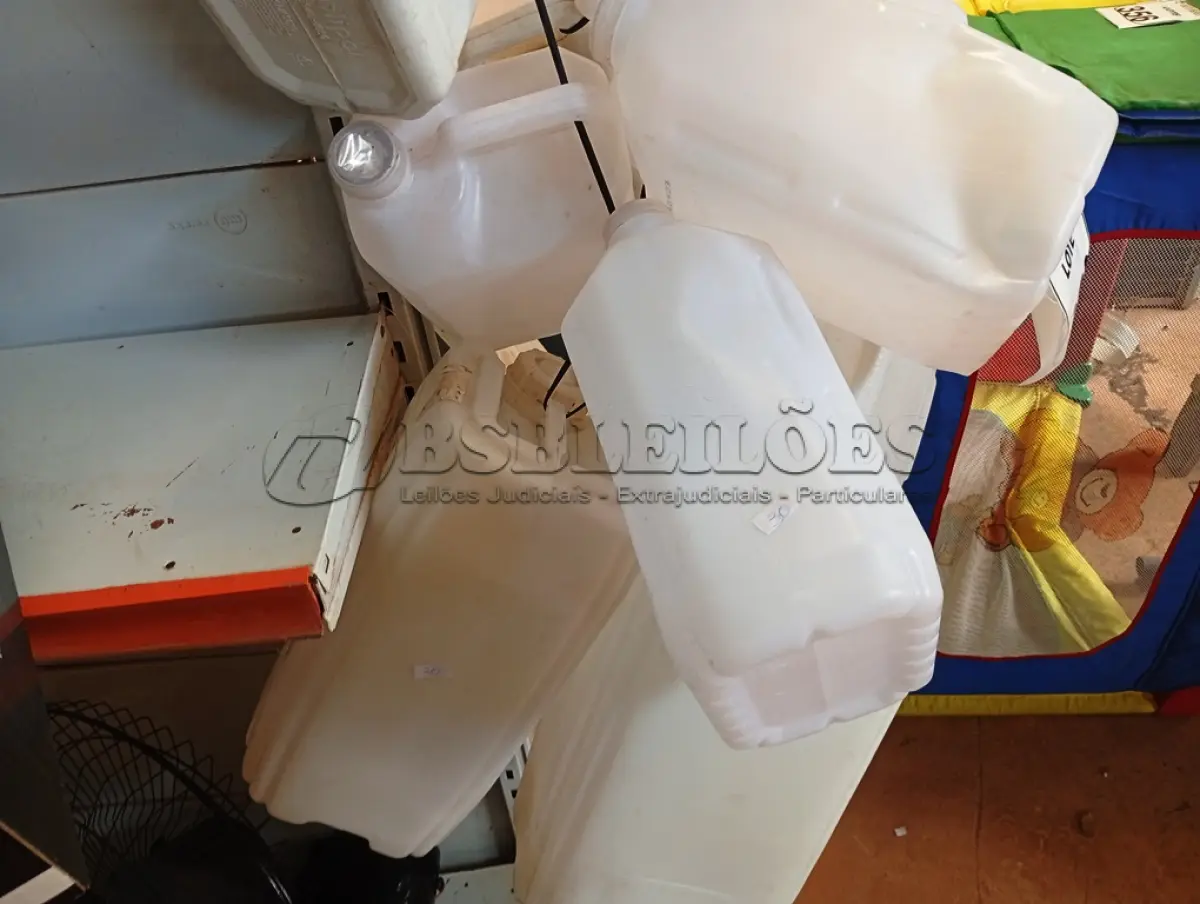 LOTE 270 - 01 LOTE COM APROXIMADAMENTE 12 GALÕES DE PLÁSTICO. (NO ESTADO) ATENÇÃO! FAZER A VISITAÇÃO ANTES DE ARREMATAR, NÃO SABEMOS SE FUNCIONA. LEILÃO NÃO TEM GARANTIA E NEM DEVOLUÇÃO, SUJEITO A POSSÍVEIS AVARIAS VISÍVEIS/OCULTAS E/OU AUSÊNCIA DE COMPONENTES.