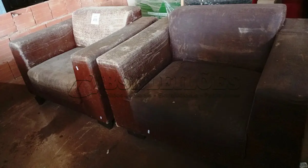 LOTE 456 - 02 POLTRONAS EM CORINHO NA COR MARROM. (NO ESTADO) ATENÇÃO! FAZER A VISITAÇÃO ANTES DE ARREMATAR, NÃO SABEMOS SE FUNCIONA. LEILÃO NÃO TEM GARANTIA E NEM DEVOLUÇÃO, SUJEITO A POSSÍVEIS AVARIAS VISÍVEIS/OCULTAS E/OU AUSÊNCIA DE COMPONENTES.