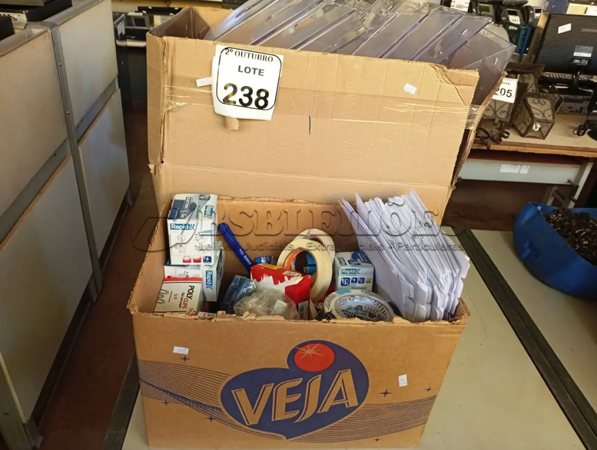 LOTE 238 - 01 LOTE COM DIVERSOS MATERIAIS PARA ESCRITÓRIO. (NO ESTADO) ATENÇÃO! FAZER A VISITAÇÃO ANTES DE ARREMATAR, NÃO SABEMOS SE FUNCIONA. LEILÃO NÃO TEM GARANTIA E NEM DEVOLUÇÃO, SUJEITO A POSSÍVEIS AVARIAS VISÍVEIS/OCULTAS E/OU AUSÊNCIA DE COMPONENTES.