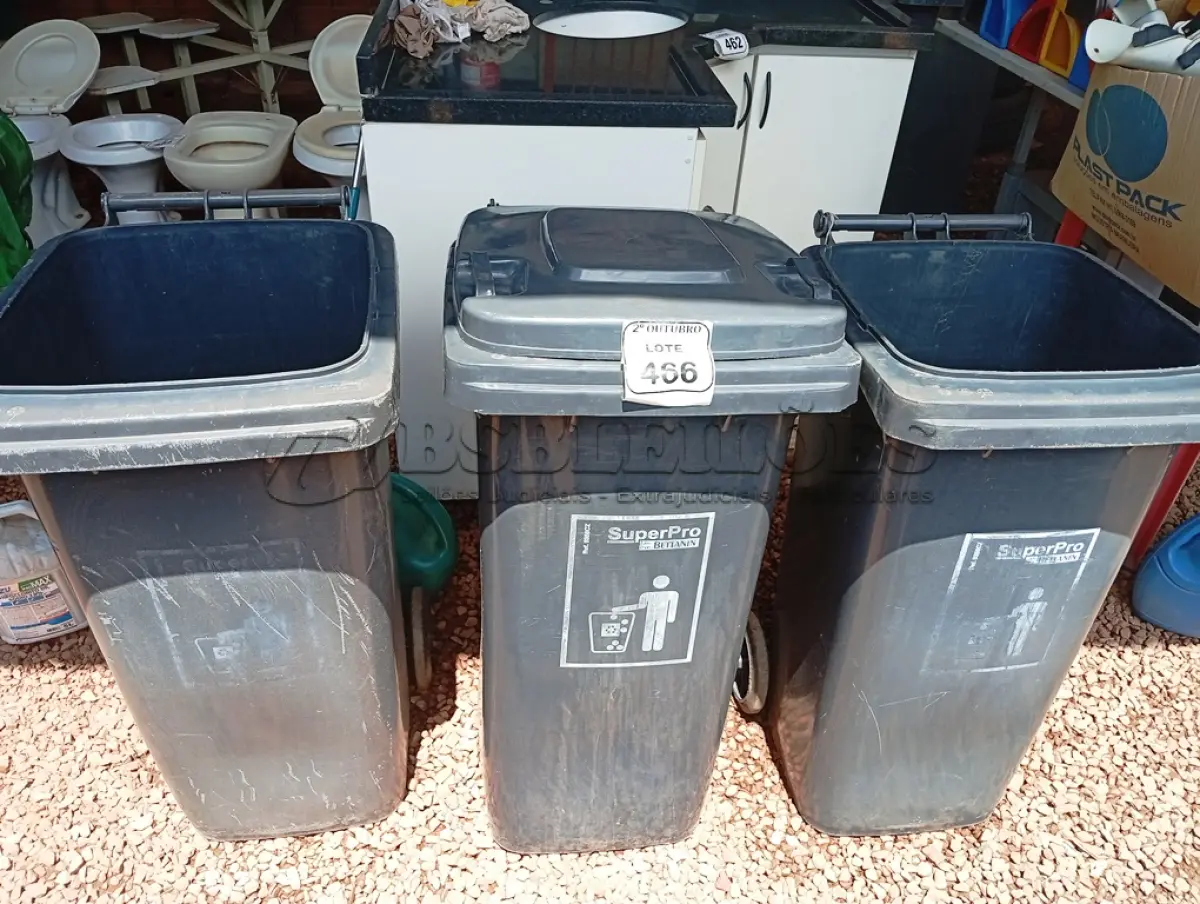 LOTE 466 - 03 LIXEIRAS COR PRETO SENDO 01 COM TAMPA E 01 C/TAMPA COR BRANCO. (NO ESTADO) ATENÇÃO! FAZER A VISITAÇÃO ANTES DE ARREMATAR, NÃO SABEMOS SE FUNCIONA. LEILÃO NÃO TEM GARANTIA E NEM DEVOLUÇÃO, SUJEITO A POSSÍVEIS AVARIAS VISÍVEIS/OCULTAS E/OU AUSÊNCIA DE COMPONENTES.