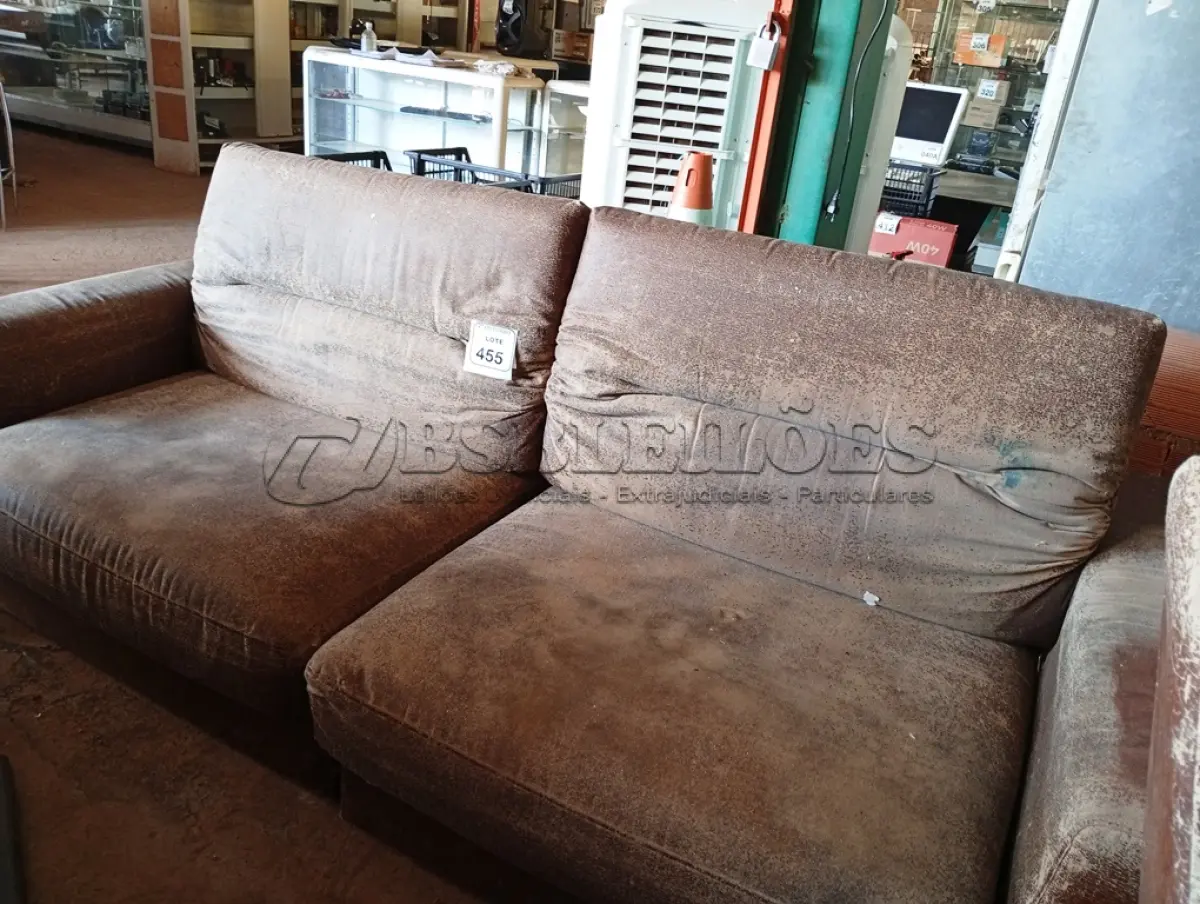LOTE 455 - 01 SOFÁ RECLINÁVEL DE DOIS LUGARES CORINHO NA COR MARROM. (NO ESTADO) ATENÇÃO! FAZER A VISITAÇÃO ANTES DE ARREMATAR, NÃO SABEMOS SE FUNCIONA. LEILÃO NÃO TEM GARANTIA E NEM DEVOLUÇÃO, SUJEITO A POSSÍVEIS AVARIAS VISÍVEIS/OCULTAS E/OU AUSÊNCIA DE COMPONENTES.