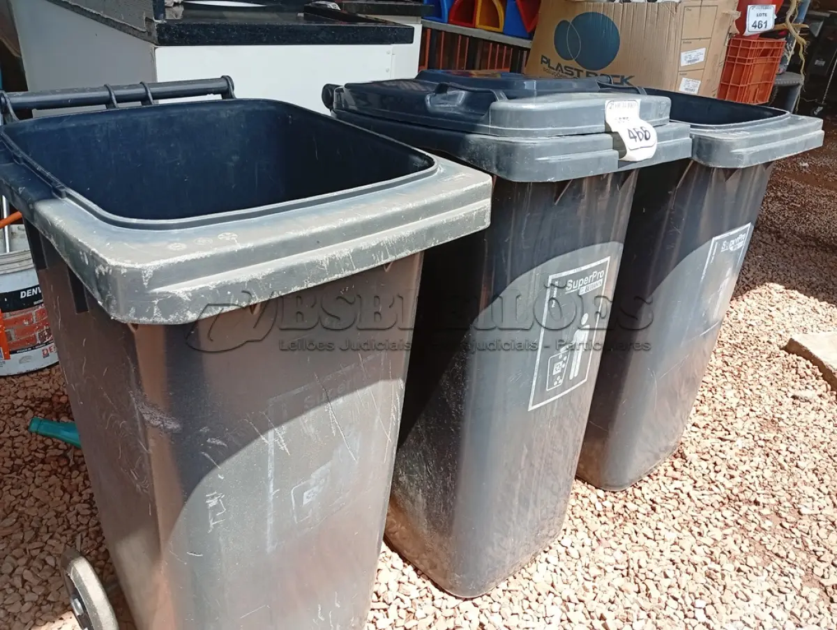 LOTE 466 - 03 LIXEIRAS COR PRETO SENDO 01 COM TAMPA E 01 C/TAMPA COR BRANCO. (NO ESTADO) ATENÇÃO! FAZER A VISITAÇÃO ANTES DE ARREMATAR, NÃO SABEMOS SE FUNCIONA. LEILÃO NÃO TEM GARANTIA E NEM DEVOLUÇÃO, SUJEITO A POSSÍVEIS AVARIAS VISÍVEIS/OCULTAS E/OU AUSÊNCIA DE COMPONENTES.