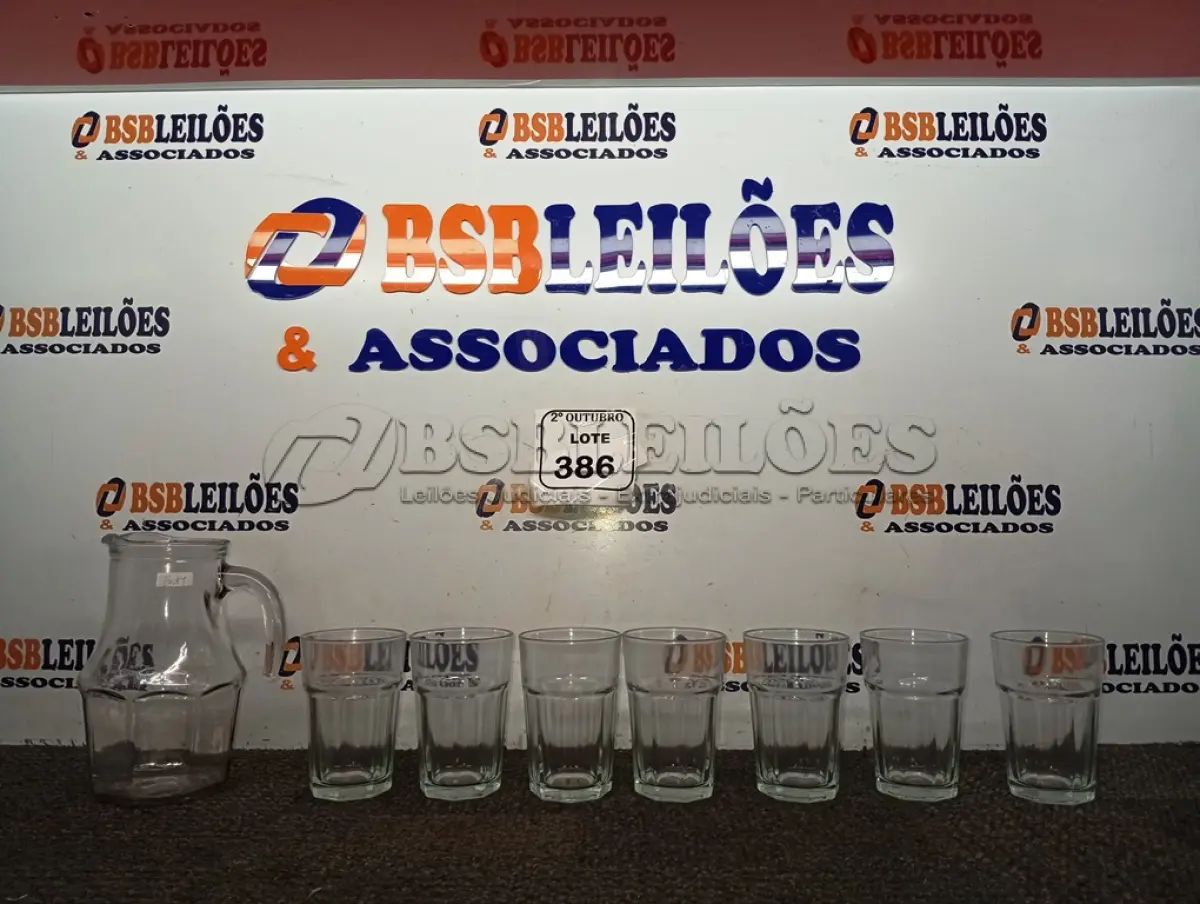 LOTE 386 - 01 JARRA DE VIDRO COM 07 COPOS. (NO ESTADO) ATENÇÃO! FAZER A VISITAÇÃO ANTES DE ARREMATAR, NÃO SABEMOS SE FUNCIONA. LEILÃO NÃO TEM GARANTIA E NEM DEVOLUÇÃO, SUJEITO A POSSÍVEIS AVARIAS VISÍVEIS/OCULTAS E/OU AUSÊNCIA DE COMPONENTES.