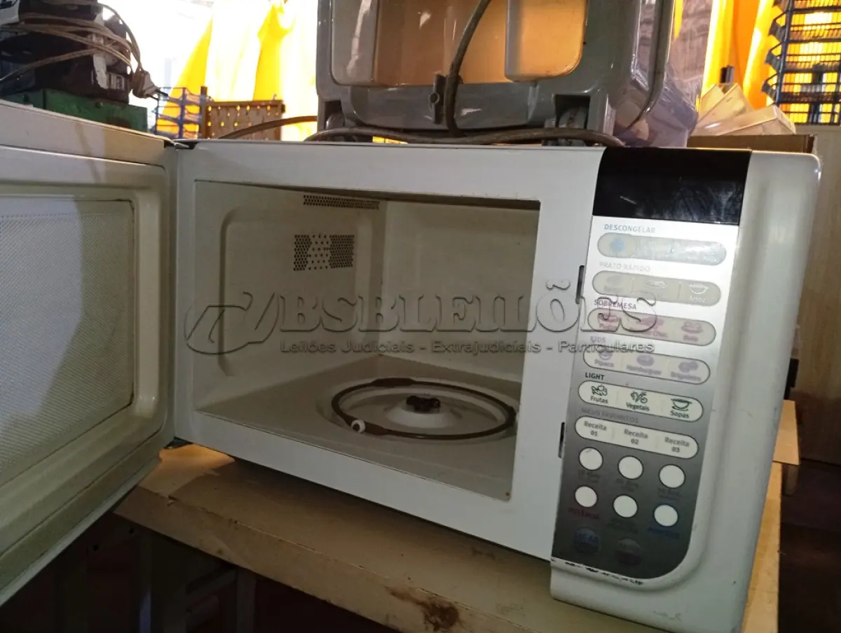 LOTE 200 - 01 UMIDIFICADOR E 01 MICRO-ONDAS SEMA PRATO MARCA ELETROLUX. (NO ESTADO) ATENÇÃO! FAZER A VISITAÇÃO ANTES DE ARREMATAR, NÃO SABEMOS SE FUNCIONA. LEILÃO NÃO TEM GARANTIA E NEM DEVOLUÇÃO, SUJEITO A POSSÍVEIS AVARIAS VISÍVEIS/OCULTAS E/OU AUSÊNCIA DE COMPONENTES.