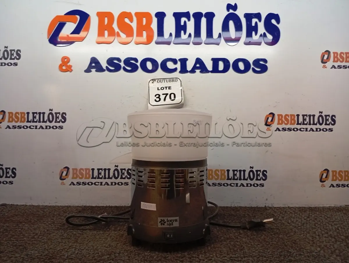 LOTE 370 - 01 ESPREMEDOR DE FRUTAS MARCA LOREN SIDE. (NO ESTADO) ATENÇÃO! FAZER A VISITAÇÃO ANTES DE ARREMATAR, NÃO SABEMOS SE FUNCIONA. LEILÃO NÃO TEM GARANTIA E NEM DEVOLUÇÃO, SUJEITO A POSSÍVEIS AVARIAS VISÍVEIS/OCULTAS E/OU AUSÊNCIA DE COMPONENTES.