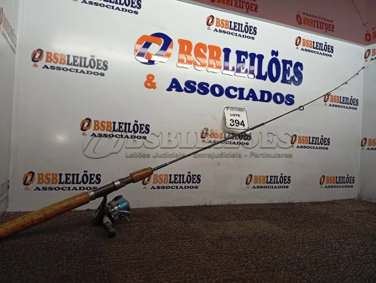 LOTE 394 - 01 VARA DE PESCA E 01 MOLINETE SHIMANO. (NO ESTADO) ATENÇÃO! FAZER A VISITAÇÃO ANTES DE ARREMATAR, NÃO SABEMOS SE FUNCIONA. LEILÃO NÃO TEM GARANTIA E NEM DEVOLUÇÃO, SUJEITO A POSSÍVEIS AVARIAS VISÍVEIS/OCULTAS E/OU AUSÊNCIA DE COMPONENTES.