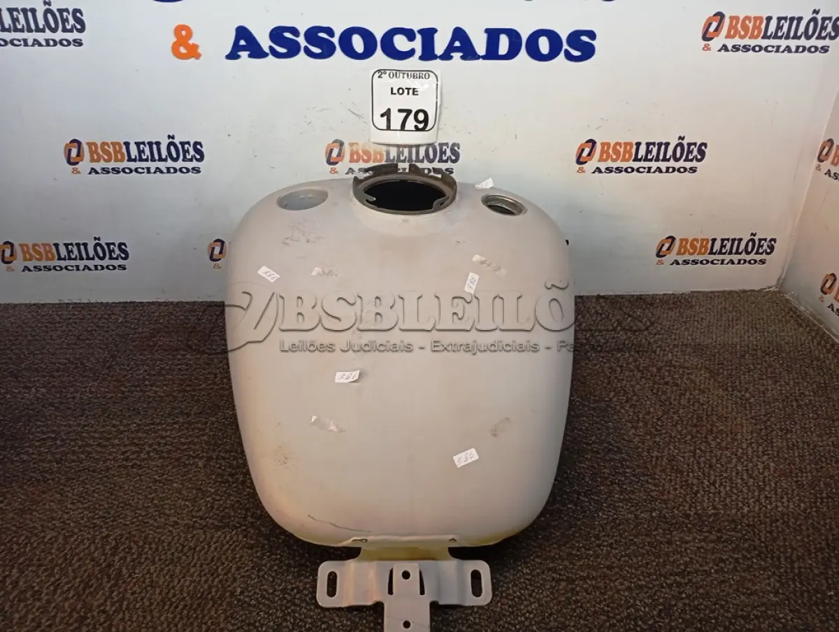 LOTE 179 - 01 TANQUE HARLEY DAIVDSON REDD KINNY. (NO ESTADO) ATENÇÃO! FAZER A VISITAÇÃO ANTES DE ARREMATAR, NÃO SABEMOS SE FUNCIONA. LEILÃO NÃO TEM GARANTIA E NEM DEVOLUÇÃO, SUJEITO A POSSÍVEIS AVARIAS VISÍVEIS/OCULTAS E/OU AUSÊNCIA DE COMPONENTES.