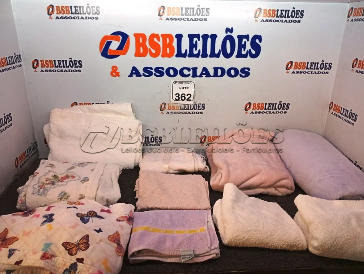 LOTE 362 - 01 LOTE C/TOALHAS DIVERSAS E 02 COBERTORES INFANTIS. (NO ESTADO) ATENÇÃO! FAZER A VISITAÇÃO ANTES DE ARREMATAR, NÃO SABEMOS SE FUNCIONA. LEILÃO NÃO TEM GARANTIA E NEM DEVOLUÇÃO, SUJEITO A POSSÍVEIS AVARIAS VISÍVEIS/OCULTAS E/OU AUSÊNCIA DE COMPONENTES.