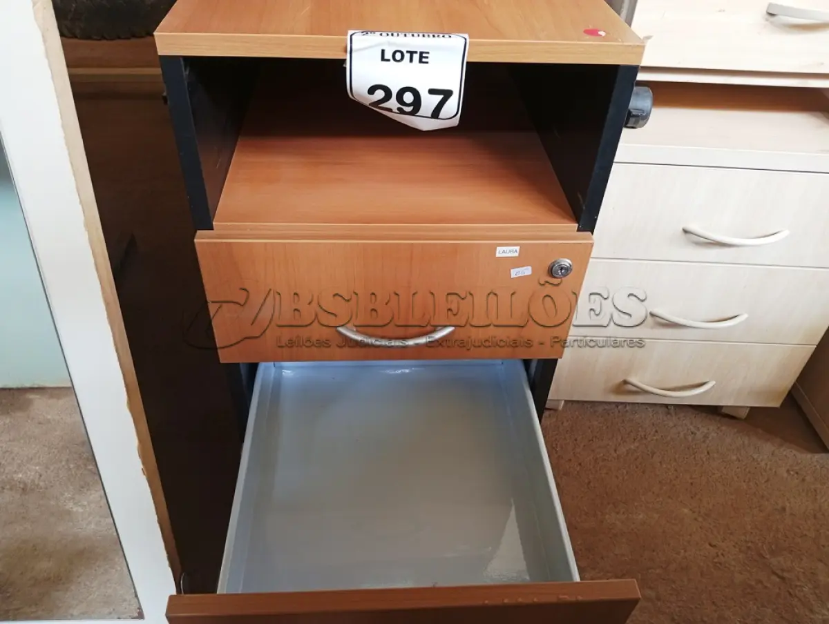 LOTE 297 - 0 GAVETEIRO COM 03 GAVETAS CADA. (NO ESTADO) ATENÇÃO! FAZER A VISITAÇÃO ANTES DE ARREMATAR, NÃO SABEMOS SE FUNCIONA. LEILÃO NÃO TEM GARANTIA E NEM DEVOLUÇÃO, SUJEITO A POSSÍVEIS AVARIAS VISÍVEIS/OCULTAS E/OU AUSÊNCIA DE COMPONENTES.